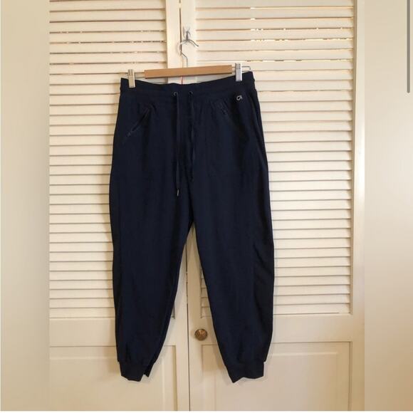 GapFit Hike Capris in Navy Indigo - Picture 2 of 8